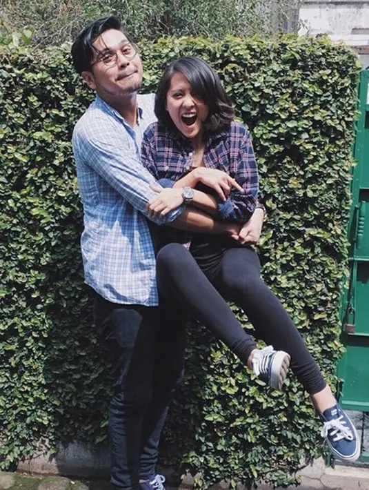 Petra Sihombing dan Lala Karmela tampak serasi dengan pakaian serba biru mereka berdua. (Via Instagram/@petra_sihombing)