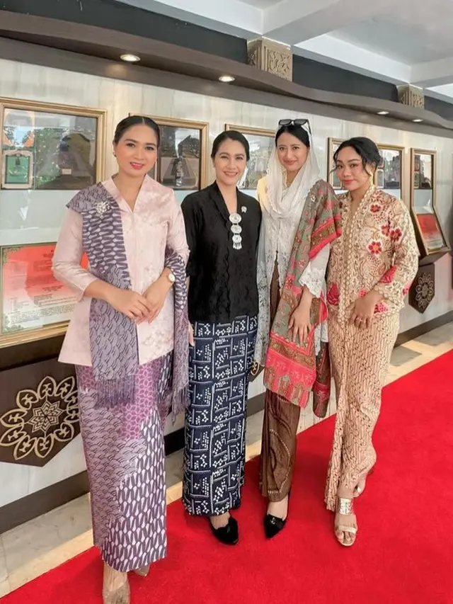 Tampilan Wakil Menteri Kabinet Merah Putih Dibalut Kebaya saat Upacara Hari Pahlawan. [@zitaanjani]