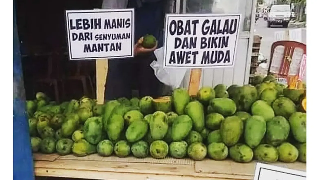 5 Papan Informasi Jualan Buah Ini Bikin Geleng Kepala