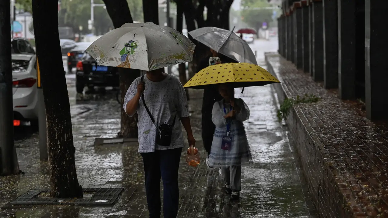 China Terbitkan Red Alert Hujan Lebat di Beijing