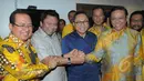Ketua MPR yang juga Ketum PAN Zulkifli Hasan (kedua kanan) berjabat tangan dengan Ketum Golkar versi Munas Ancol, Agung Laksono (kanan) yang bersama sejumlah pengurus mengunjungi rumah dinas ‎Ketua MPR, Jakarta, (12/3/2015). (Liputan6.com/Herman Zakharia)