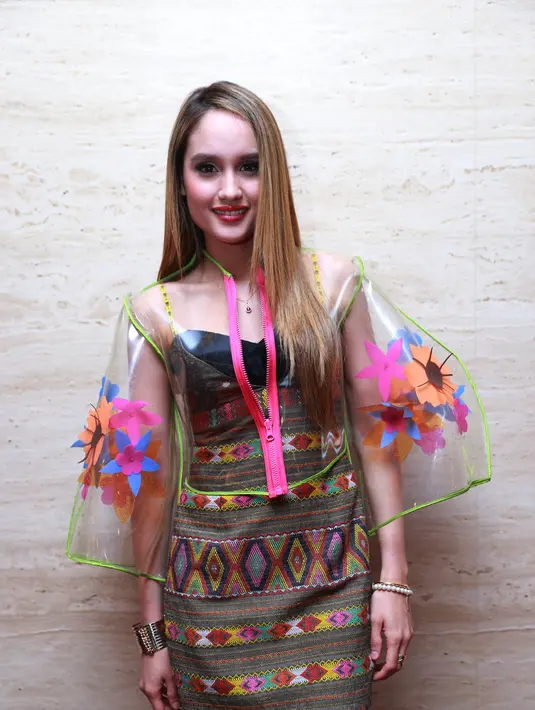 Biarpun aku bakal syuting di bulan depan. Di sana perfeksionis banget. Kadang kalo produk nggak bagus bisa nggak jadi. Aku baru mau syuting, jadi nggak mau buat janji apa-apa. Yang pasti bulan Mei aku akan syuting," jelasnya. (Adrian Putra/Bintang.com)