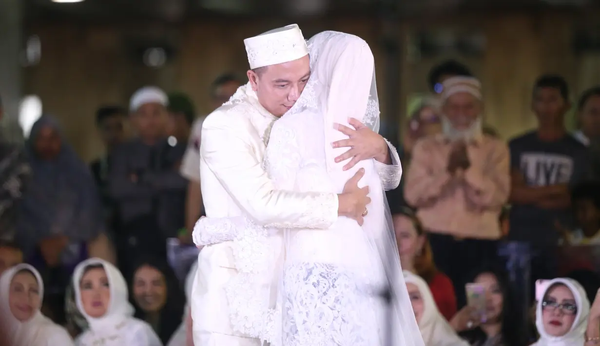 Pasangan Vicky Prasetyo dan Angel Lelga akhirnya sah menjadi suami istri. Keduanya melangsungkan akad nikah di Masjid Istiqlal Jakarta Pusat, Jumat (9/2/2018) pukul 16.30 WIB. (Nurwahyunan/Bintang.com)