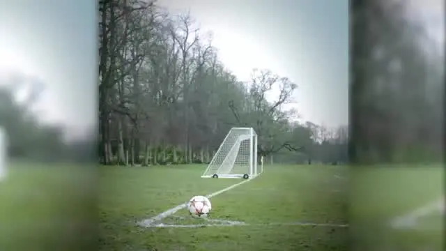 Bintang baru Manchester United Angel Di Maria mencetak gol lewat sepak pojok dengan tendangan rabona yang menjadi ciri khasnya.