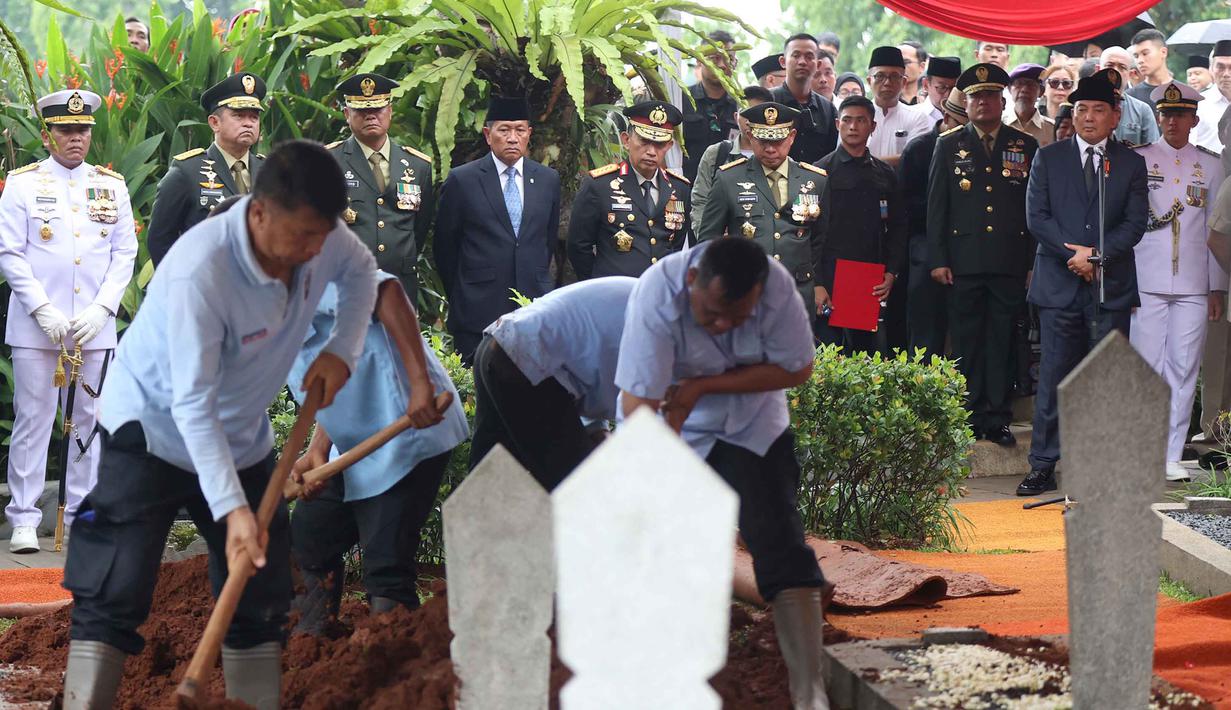 Menteri Pertahanan Sjafrie Sjamsoeddin (kedua kanan) saat memimpin prosesi pemakaman jenazah Jenderal TNI (Purn) Ryamizard Ryacudu di Taman Makam Pahlawan Nasional, Kalibata, Jakarta, Senin (1/6/2026). (Kapanlagi.com/Budy Santoso)