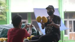 Aktivitas pedagang timun suri di pasar induk Kramat Jati, Jakarta, Sabtu (17/4/2021). Timun Suri menjadi menu saat berbuka puasa dimana para pedagang menjual sekitar Rp 5500 perkilo. (merdeka.com/Imam Buhori)