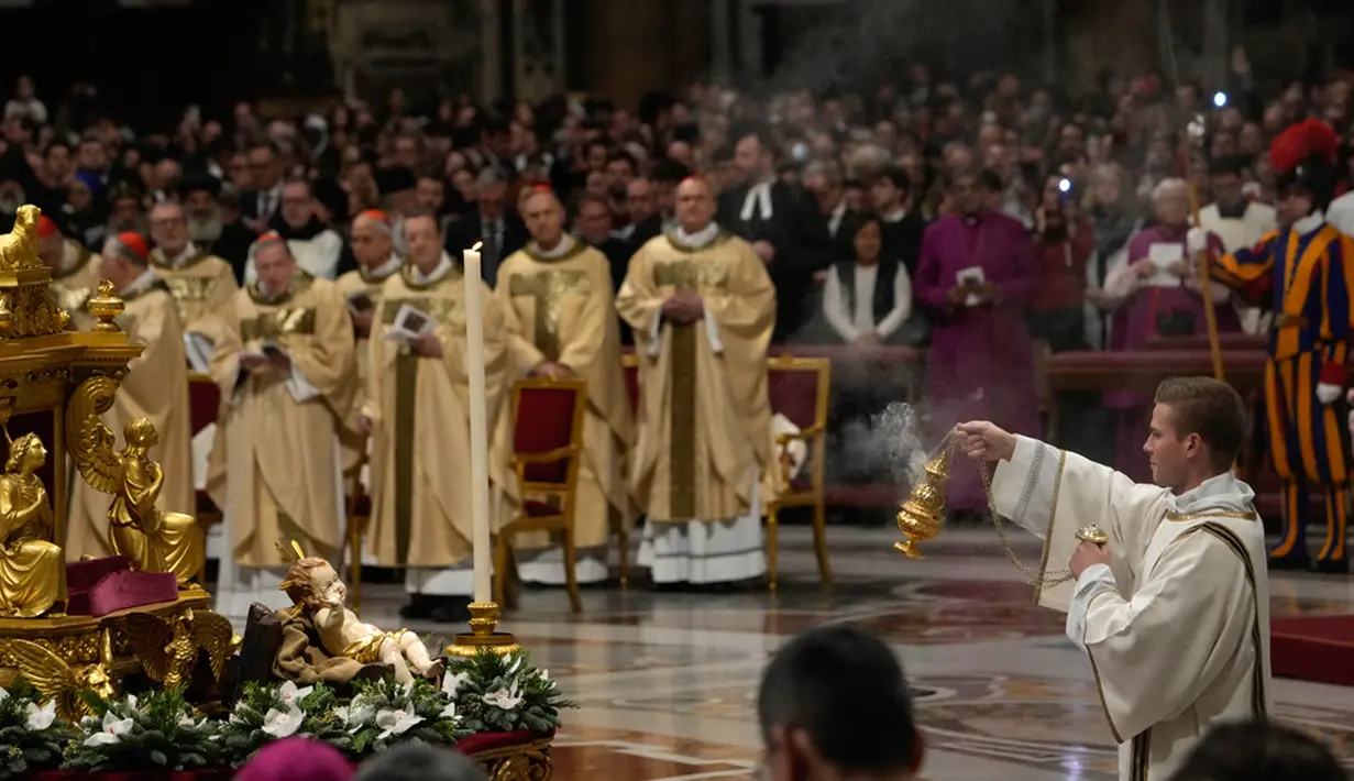 Pada siang pada Senin 25 Desember waktu Vatikan, Paus Fransiskus akan menyampaikan pesan dan berkah Hari Natal “Urbi et Orbi” (kepada kota dan dunia). (AP Photo/Gregorio Borgia)