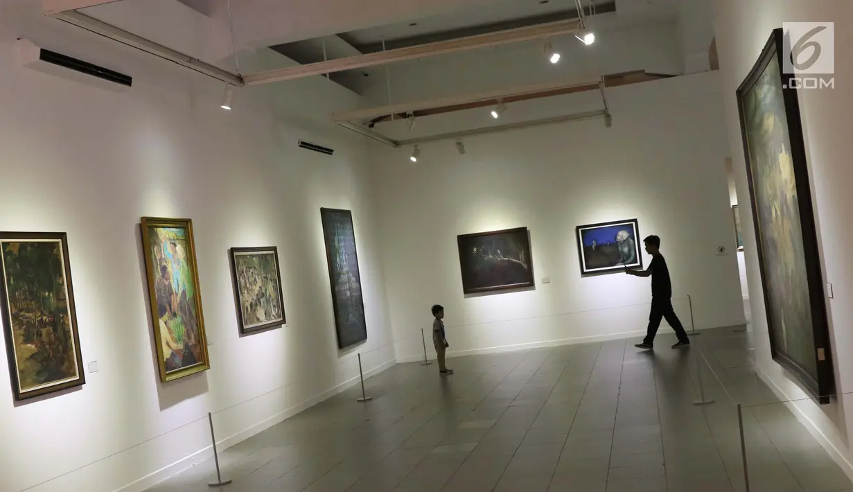 Pengunjung melihat koleksi seni yang dipamerkan pada pameran seni rupa koleksi nasional #2 yang bertema Lini Transisi di Galeri Nasional, Jakarta, Selasa (13/8/2019). Pameran berlangsung hingga 31 Agustus mendatang. (Liputan6.com/Helmi Fithriansyah)
