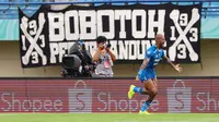 Selebrasi pemain Persib Bandung, David Da Silva setelah mencetak gol pertama ke gawang Persija Jakarta pada laga pekan ke-28 BRI Liga 1 2023/2024 di Stadion Si Jalak Harupat, Soreang, Kabupaten Bandung, Sabtu (9/3/2024). (Bola.com/M Iqbal Ichsan)