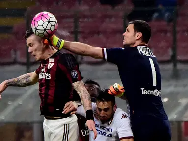 Gelandang AC Milan, Juraj Kucka (kiri) berebut bola dengan kiper Torino, Daniele Padelli, dalam laga Serie A Italia di Stadion San Siro, Milan, (27/2/2016). (AFP/Giuseppe Cacace)
