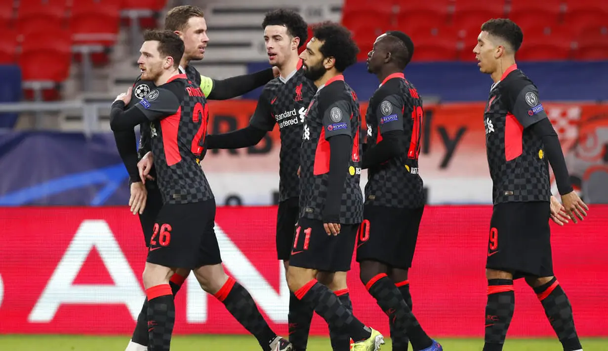 Para pemain Liverpool merayakan gol yang dicetak oleh Sadio Mane ke gawang RB Leipzig pada laga Liga Champions di Stadion Puskas, Rabu (17/2/2021). Liverpool menang dengan skor 2-0. (AP/Laszlo Balogh)