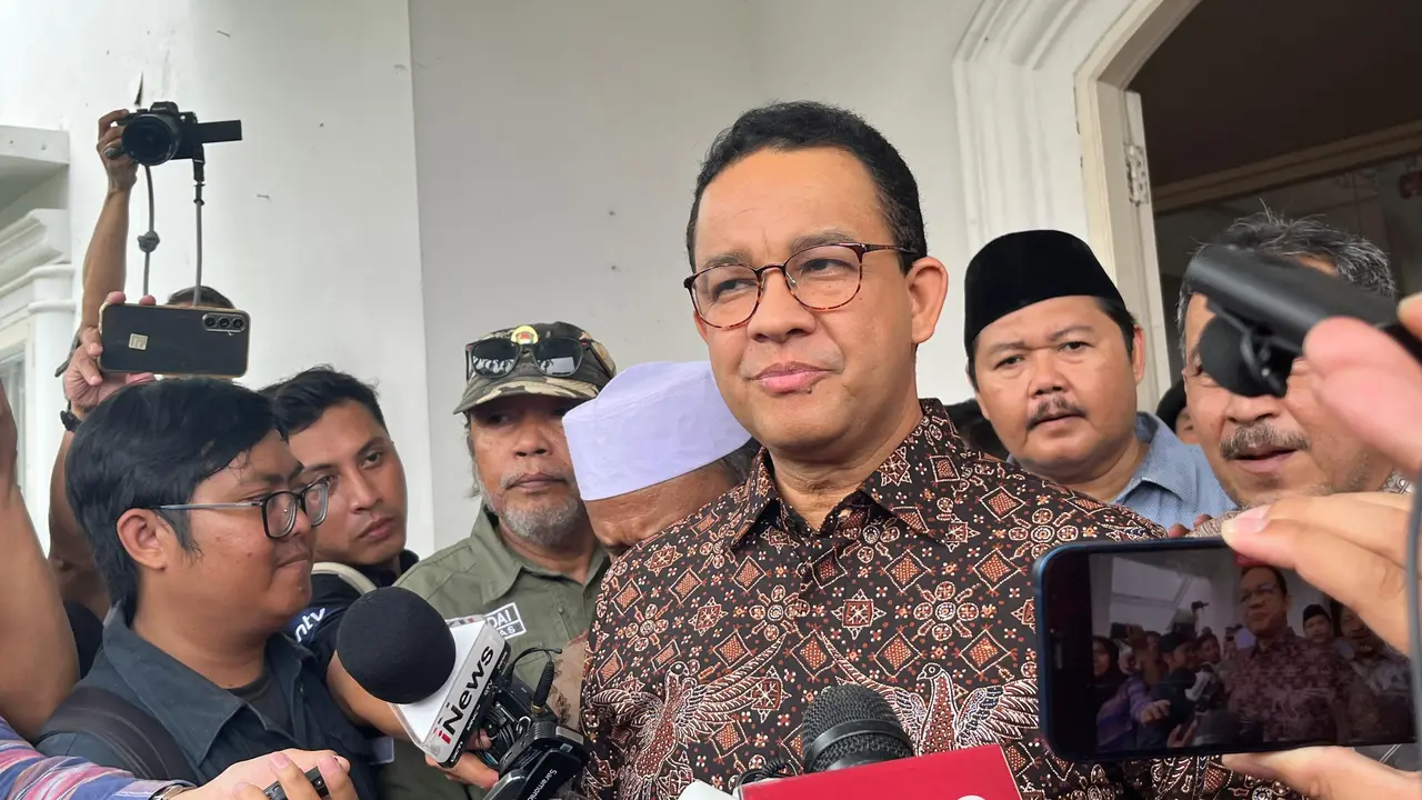Anies Baswedan usai hadir di Silaturahmi dan Perayaan Hari Raya Idul Adha bersama Masyarakat Peduli Jakarta, Pekayon Raya, Jakarta Selatan, Rabu (19/6/2024). (Liputan6.com/Winda Nelfira)