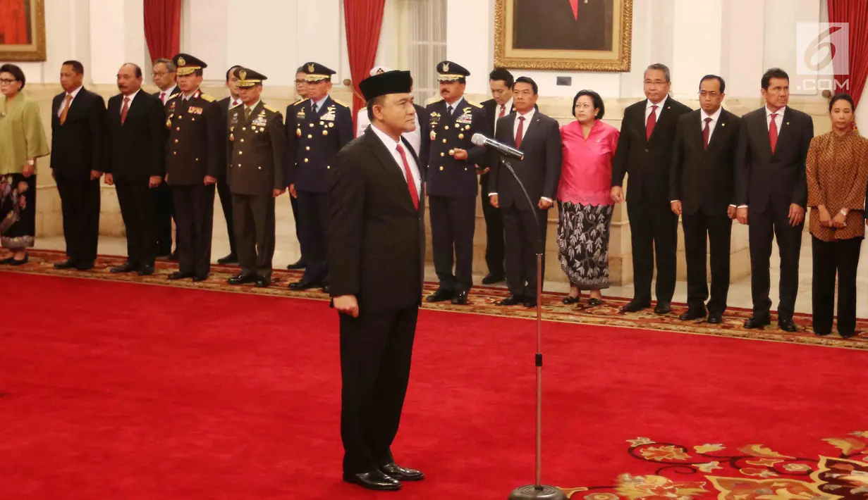 Irjen (Pol) Heru Winarko mengikuti acara pelantikan Kepala Badan Narkotika Nasional (BNN) di Istana Negara, Jakarta, Kamis (1/3). Heru Winarko resmi dilantik oleh Presiden Joko Widodo (Jokowi) menggantikan Komjen Budi Waseso. (Liputan6.com/Angga Yuniar)