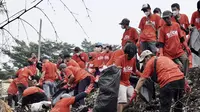 Aksi bersih-bersih sampah yang dilakukan PSI di Tangerang Selatan. (Foto: Istimewa).
