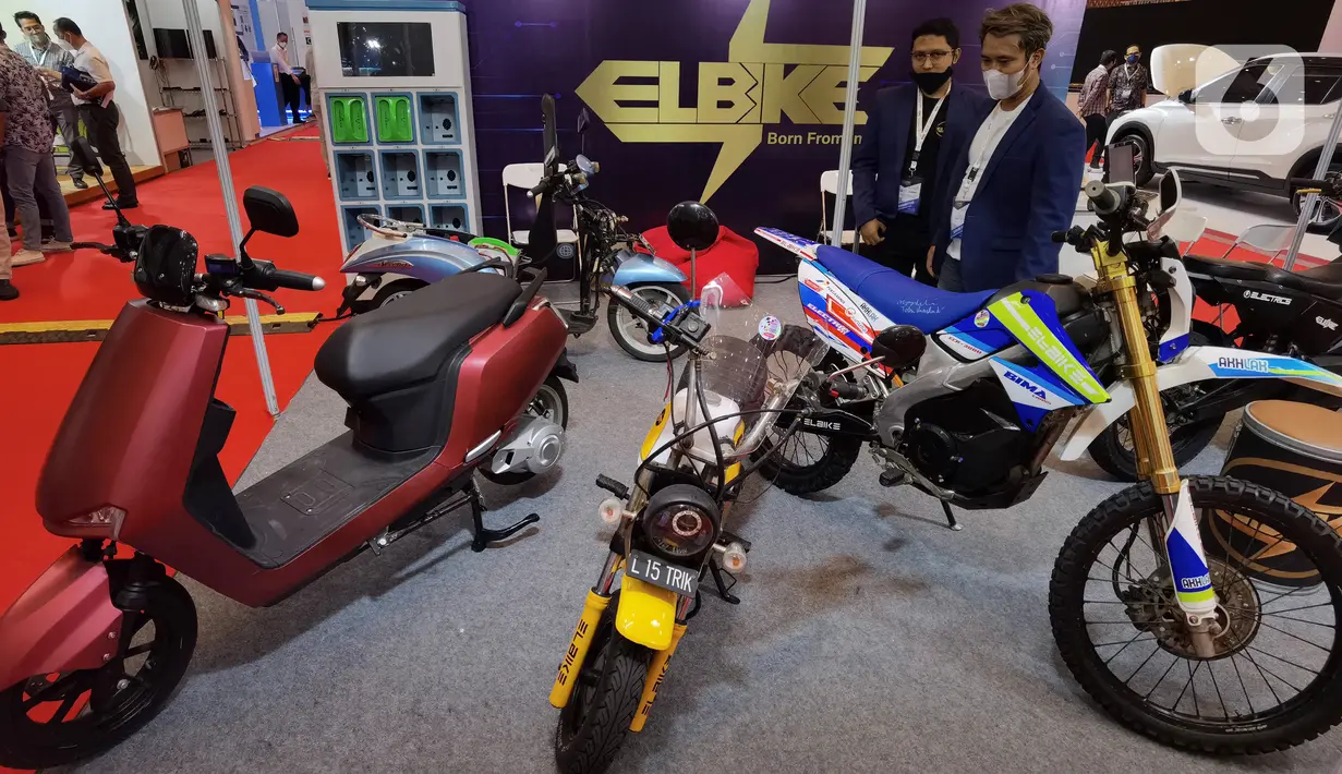 Pengunjung melihat kendaraan listrik yang dipamerkan dalam Indonesia Electric Motor Show (IEMS) 2022 di Jakarta Convention Center, Jakarta, Kamis (29/9/2022). Kegiatan ini juga sebagai wadah transaksi penjualan kendaraan listrik, sekaligus untuk meningkatkan minat masyarakat menggunakan kendaraan listrik di Indonesia. (Liputan6.com/Johan Tallo)