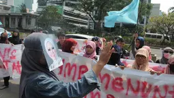 Aksi ini dikarenakan kecewa terhadap salah satu hakim majelis Tipikor, Alexander Marwata, yang berbeda pendapat dengan hakim lainnya terkait vonis kepada Ratu Atut Chosiyah, (3/9/14). (Liputan6.com/Herman Zakharia)