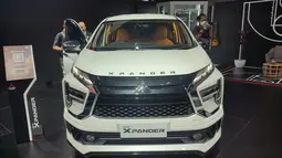 Pada tampilan besar, New Xpander ini sudah dipasang asesoris berupa Front Air Dam yang membuat Bemper depan yang membuat penampilan mobil semakin keren dan sporty. Untuk pemasangan Front Air Dam dan Asesoris resmi dari Mitsubishi lainnya akan dikenakan biaya tambahan.