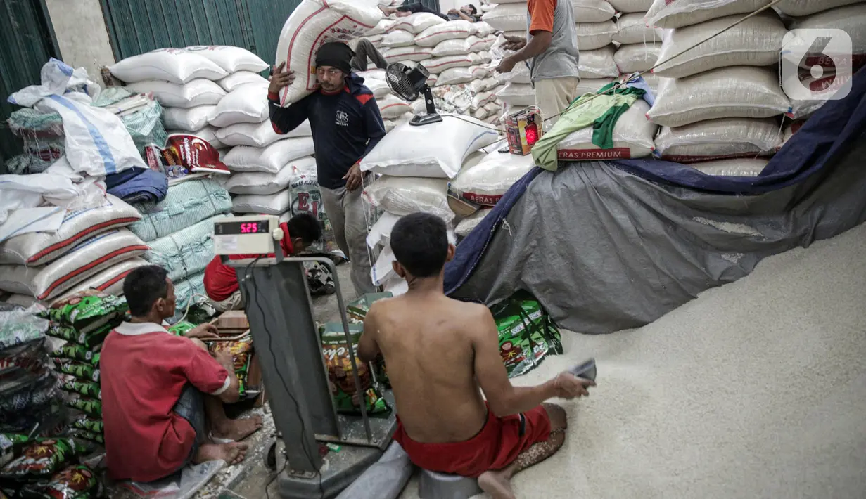 Aktivitas di sentra pasar beras Cipinang, Jakarta, Selasa (19/5/2020). Perum bulog menjamin stok beras nasional pada Juni 2020 mencapai 1,8 juta ton dengan hasil penyerapan panen di sejumlah sentra produksi beras diperkirakan mencapai 650 ribu ton pada Juni 2020. (Liputan6.com/Faizal Fanani)
