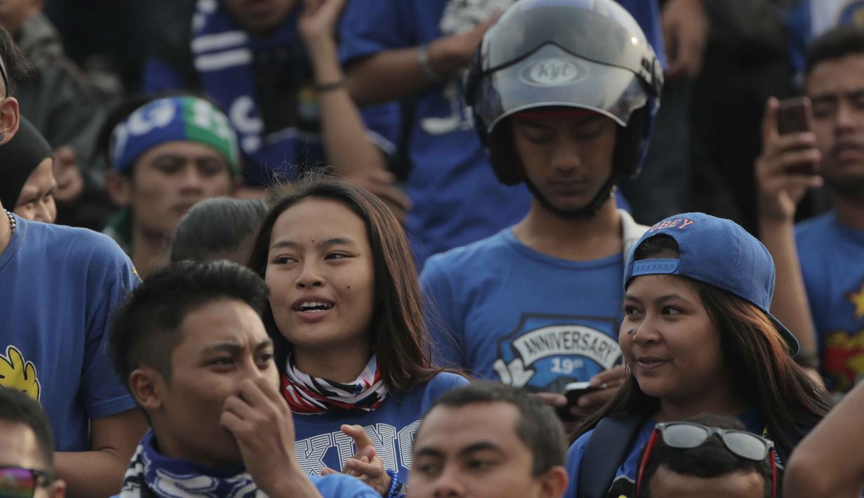 Aksi Supoeter Wanita saat mendukung tim kesayanngya Persib Bandung di Stadion Si Jalak Harupat, Bandung, Sabtu (24/10/2015). (Bola.com / Nicklas Hanoatubun)