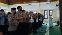 Polres Metro Depok bersama sejumlah perwakilan supporter doa bersama di Masjid Al Ikhlas Polres Metro Depok. (Liputan6.com/Dicky Agung Prihanto)