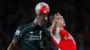 Penyerang Liverpool, Christian Benteke (kiri) berebut bola udara dengan bek Arsenal, Calum Chambers dalam pertandingan Liga Primer Inggris di Stadion Emirates, Inggris, (24/8/2015). Kedua tim bermain imbang dengan skor 0-0. (Reuters/Eddie Keogh)