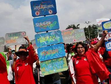 Masyarakat dari Presidium Rakyat Menggugat melakukan demo di depan Gedung MPR/DPR, Senayan, Jakarta, Jumat (23/3). Dalam aksinya mereka menuntut Penolakan UU No. 2/2018 tentang MD3 terkhusus pada pasal 73;122;245. (Liputan6.com/Johan Tallo)