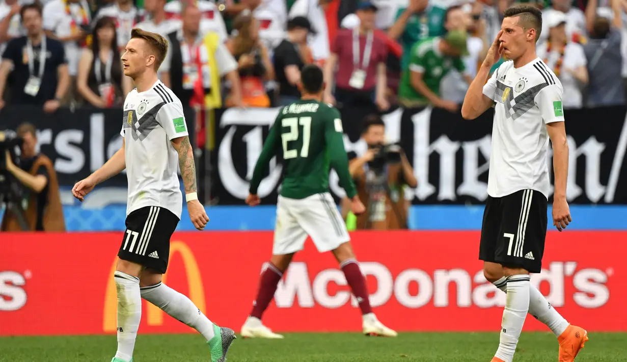 Gelandang Jerman, Marco Reus dan Julian Draxler, tampak kecewa usai dikalahkan Meksiko pada laga Grup F Piala Dunia di Stadion Luzhniki, Moskow, Minggu (17/6/2018). Jerman kalah 0-1 dari Meksiko. (AP/Victor Caivano)