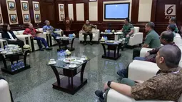 Suasana silaturahmi jajaran SCM/Emtek Group dengan Kepala Staf TNI Angkatan Darat (KASAD) Andika Perkasa di Mabes AD, Jakarta, Kamis (26/9/2019). Silaturahmi untuk memelihara dan kembali membangun kerjasama antara Emtek dan Mabes AD. (Liputan6.com/Herman Zakharia)