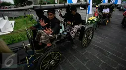 Sejumlah peserta mengikuti kirab dengan menaiki andong melintasi kawasan Tugu ,Yogyakarta,(14/5/2016).Kirab di laksanakan untuk menyambut peringatan ulang tahun satu abad kabupaten sleman.(Boy Harjanto)