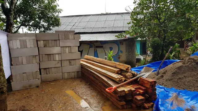 PT Sentul City Tbk membantu keluarga Nawawi di Karang Tengah, Bogor, Jawa Barat, yang menjadi korban bencana, Jumat (01/03/2019).