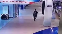 Aksi Perampok Todong Kasir Swalayan di Kuta Bali dengan Senjata Api Terekam CCTV