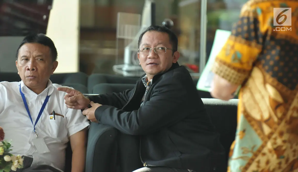 Plt Dirjen Pembangunan dan Pemberdayaan Masyarakat Desa (PPMD) Kemendes PDTT Taufik Madjid saat berada di lobi gedung KPK Jakarta, Kamis (8/6). Taufik diperiksa sebagai saksi untuk tersangka Mantan Irjen Kemendes PDTT, Sugito. (Liputan6.com/Helmi Afandi)
