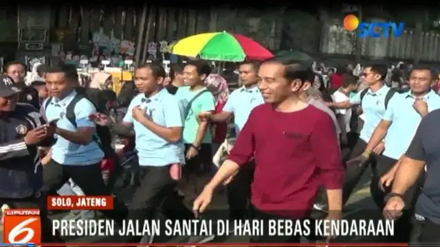 Meski dijaga ketat sejumlah Paspampres, warga di sepanjang Jalan Brigjen Slamet Riyadi saling berebut salaman dengan Presiden Jokowi.
