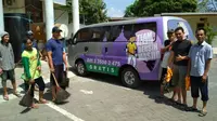 Demi operasional Team Bersih-Bersih Masjid yang berkeliling di Kediri, anggota merogoh kocek Rp 50 juta untuk membeli mobil. (Liputan6.com/Dian Kurniawan)