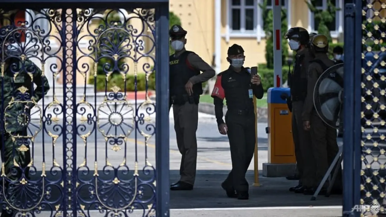Polisi dan personel tentara berpatroli di dalam gerbang setelah insiden penembakan di Army Training Command (Komando Pelatihan Angkatan Darat) di Bangkok pada 14 September 2022. (Foto: AFP/Lillian Suwanrumpha)