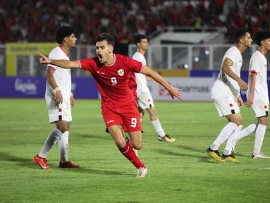 Pemain Timnas Indonesia U-20, Jens Raven, melakukan selebrasi setelah mencetak gol ke gawang Yaman U-20 dalam laga ketiga Grup F Kualifikasi Piala Asia U-20 2025 yang digelar di Stadion Madya, Jakarta, Minggu (29/9/2024). (Bola.com/Abdul Aziz)