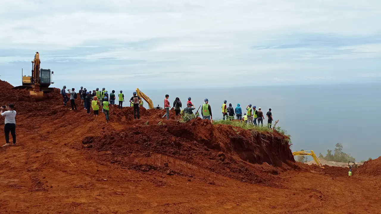 Polisi mencabut plang di sengketa lahan PT Golden Kolaka Utara.(Liputan6.com/Ahmad Akbar Fua)