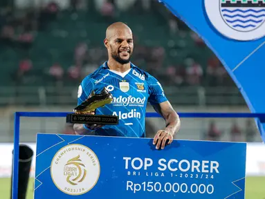 Usai sudah musim 2023/2024 BRI Liga 1 yang ditandai dengan tampilnya Persib Bandung menjadi juara Championship Series setelah mengalahkan Madura United 3-1 pada laga final leg kedua di Stadion Gelora Bangkalan, Madura, Jumat (31/5/2024). Selain penganugerahan trofi kepada sang juara yang juga meraih hadiah uang senilai Rp2,5 miliar, beberapa penghargaan juga diberikan kepada mereka yang dinilai terbaik selama satu musim kompetisi. Berikut parade para terbaik BRI Liga 1 2023/2024. (Bola.com/Bagaskara Lazuardi)