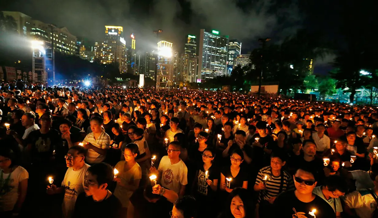 Upacara menyalakan lilin menjadi bagian peringatan 25 tahun tragedi penumpasan gerakan pro demokrasi oleh militer Tiongkok, (4/6/2014). (REUTERS/Bobby Yip) 