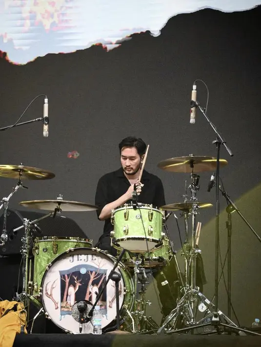 Pesonanya semakin maksimal ketika ia menjadi drummer di bandnya dengan mengenakan atasan hitam. (@ritchieismail)