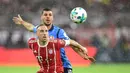 Aksi pemain Bayern Munchen, Franck Ribery berebut bola dengan pemain Leverkusen, Aleksandar Dragovic (belakang) pada laga Bundesliga di Allianz Arena, Munich,  (18/8/2017). Bayern menang 3-1. (AFP/dpa/Sven Hoppe) 