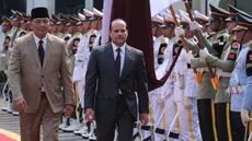 Menteri Pertahanan Republik Indonesia, Sjafrie Sjamsoeddin (kiri) dan Menteri Pertahanan Qatar Sheikh Saoud bin Abdulrahman Al Thani memeriksa barisan kehormatan sebelum pertemuan mereka di Kementerian Pertahanan, Jakarta, Selasa 2 Juni 2026. (BAY ISMOYO/AFP)