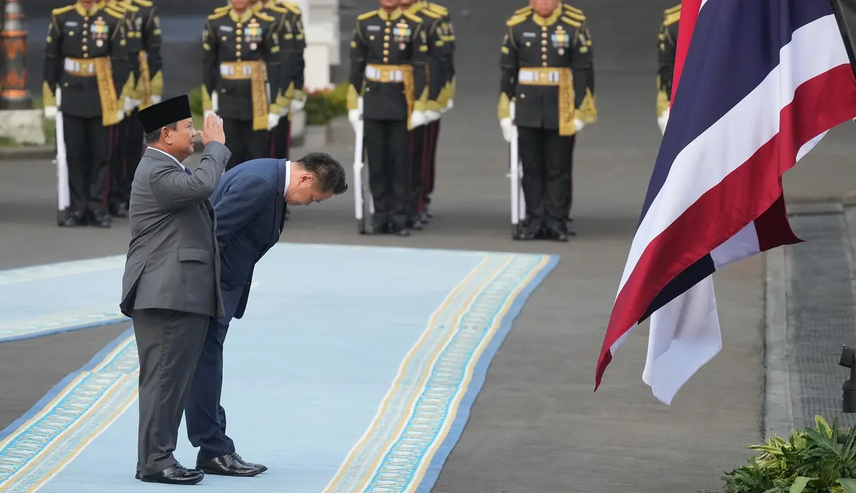 Presiden Prabowo Subianto bersama Perdana Menteri Thailand Anutin Charnvirakul memeriksa pasukan saat upacara penyambutan kenegaraan di Istana Merdeka, Jakarta, Senin (3/8/2026). (AP Photo/Tatan Syuflana)