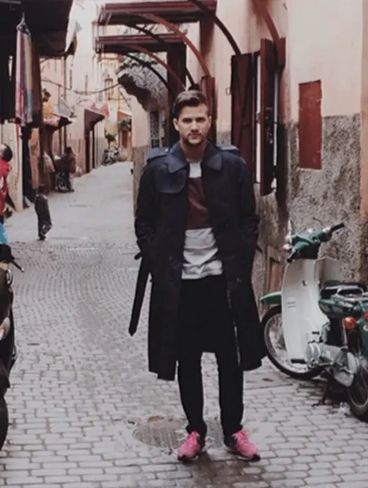 Di hari bahagianya, Stuart harus menjalani sidang perdana perceraiannya dengan Risty Tagor di Pengadilan Agama Jakarta Selatan. (Via Instagram/@Stuartcollin)