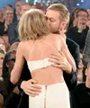 Momen ketika Taylor Swift berlari menuju Calvin Harris. Tak ada yang lebih indah dari pelukan kekasih (via dailymail.co.uk)