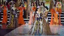 Puteri Indonesia 2022 terpilih Laksmi Shari De Neefe Suardana (depan kiri) bersama Puteri Indonesia 2020 Ayu Maulida Putri atau Ayuma saat Malam Puncak Grand Final Pemilihan Puteri Indonesia 2022 di Plenary Hall Jakarta Convention Center (JCC) Senayan, Jakarta, Jumat (27/5/2022). Laksmi Shari De Neefe Suardana terpilih menjadi Puteri Indonesia 2022. (Liputan6.com/Herman Zakharia)