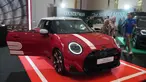 Orang-orang melihat kendaraan listrik MINI 1965 Victory Edition selama acara peluncurannya di Jakarta, Jumat 17 April 2026. MINI Indonesia secara resmi meluncurkan model edisi terbatas MINI 1965 Victory Edition. (AP Photo/Tatan Syuflana)