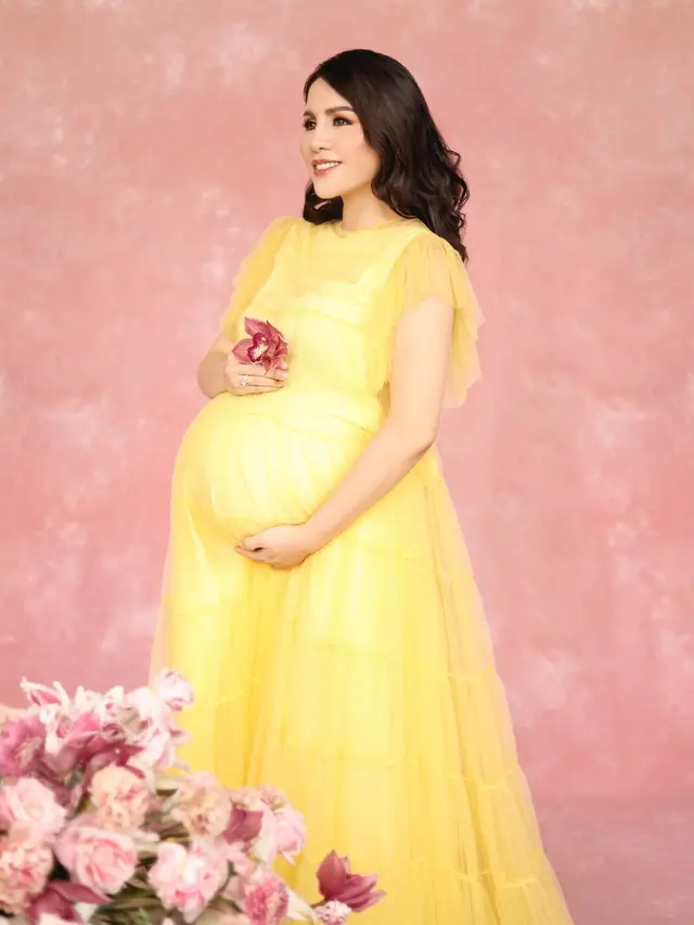 7 Gaya Momo Geisha saat Lakukan Maternity Shoot, Tampil Menawan