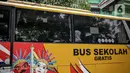 Pelajar naik bus sekolah usai pembelajaran tatap muka (PTM) di SMK Negeri 15, Kebayoran Baru, Jakarta Selatan, Jumat (3/9/2021). Dishub DKI Jakarta melalui Unit Pengelola Angkutan Sekolah mengoperasikan 70 bus sekolah yang melayani 20 rute reguler dan 13 rute zonasi. (Liputan6.com/Faizal Fanani)