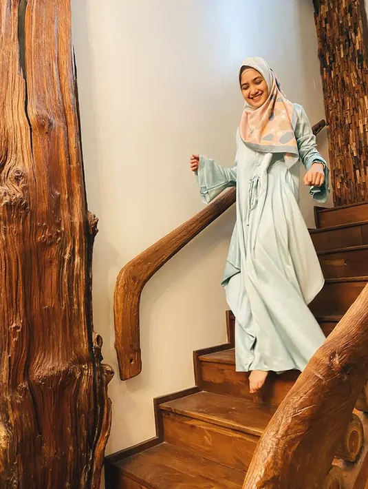 Dalam kesehariannya, ia pun sering membagikan potretnya dalam media sosial Instagram. Baik dalam busana berhijab maupun busana kasual yang sering ia gunakan. (Liputan6.com/IG/@cutsyifaa)